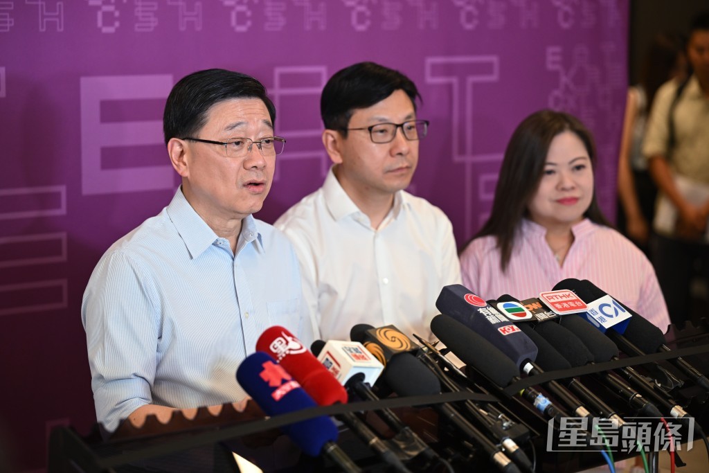 行政長官李家超(左)、勞工及福利局局長孫玉菡(中)和文化體育及旅遊局局長羅淑佩(右)。劉駿軒攝 行政長官李家超(左)、勞工及福利局局長孫玉菡(中)和文化體育及旅遊局局長羅淑佩(右)。劉駿軒攝