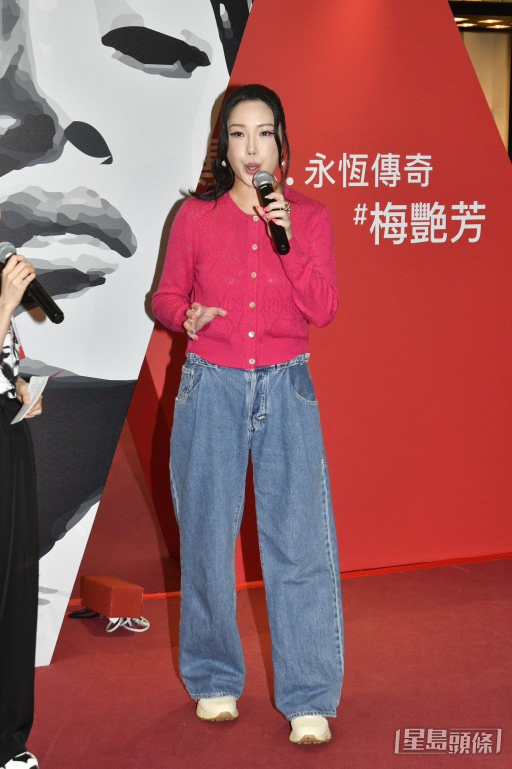 期间更演唱梅艳芳的《梦伴》。