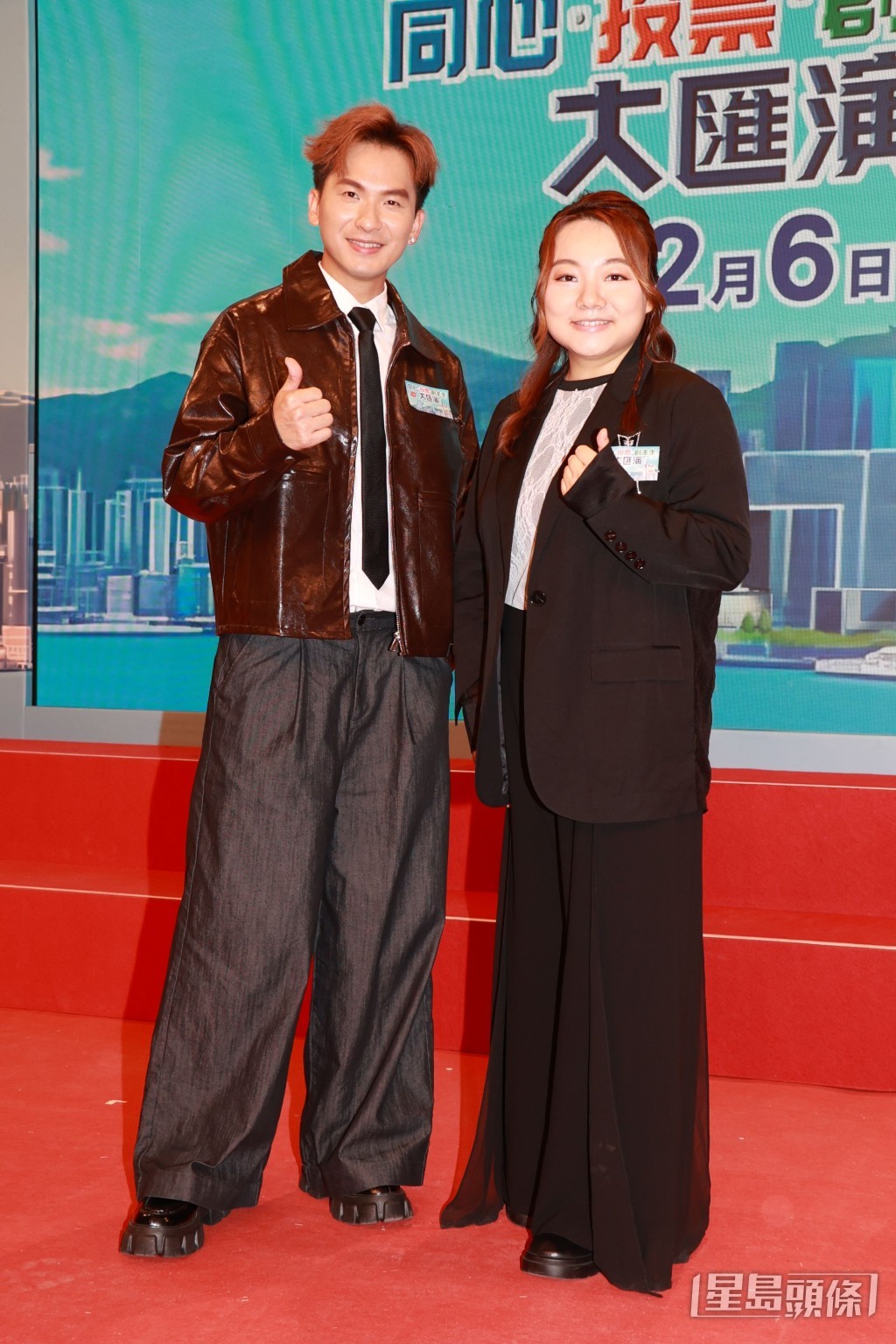 周吉佩建議黃博台慶穿性感戰衣。 周吉佩建議黃博台慶穿性感戰衣。