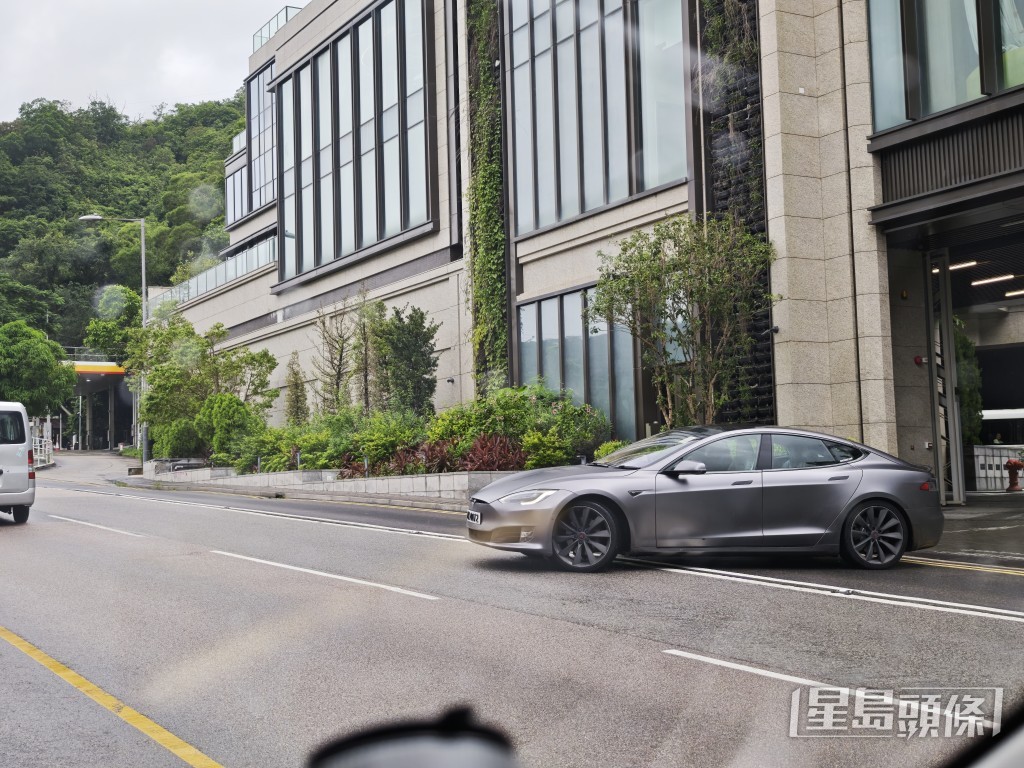 該灰色Tesla跨越雙白線轉右。 該灰色Tesla跨越雙白線轉右。