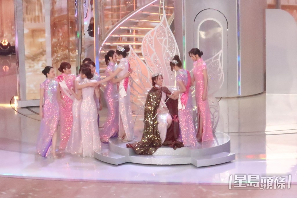 冇人同袁絲珩擁抱祝賀？