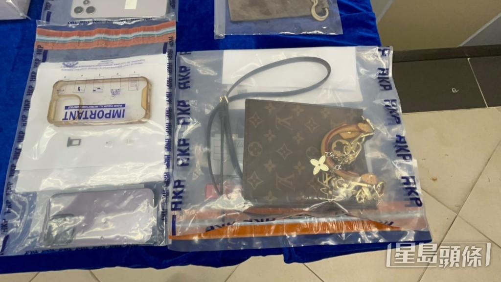 警方展示檢獲的證物。楊偉亨攝