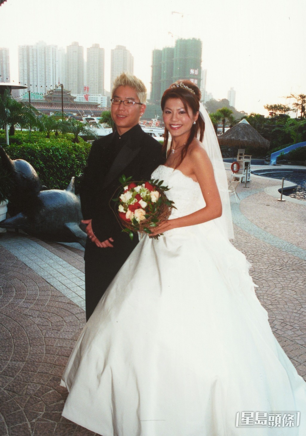 林曉峰與康子妮2002年12月舉行婚禮。