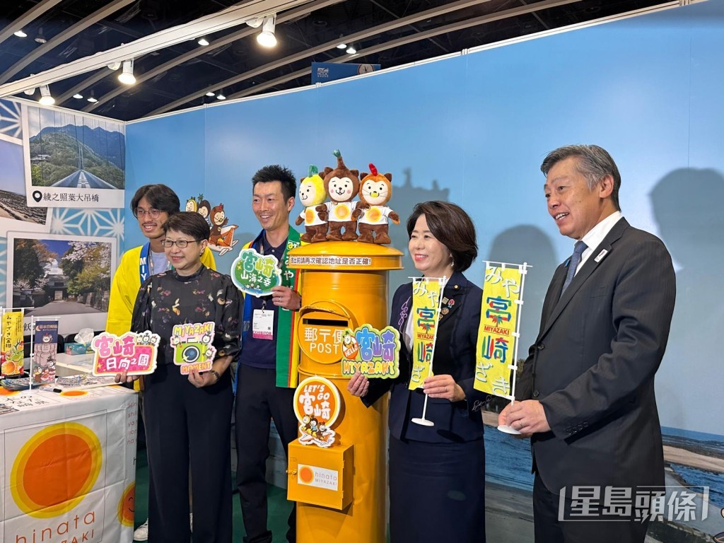 自見英子參觀宮崎攤位。黃鈺鈞攝