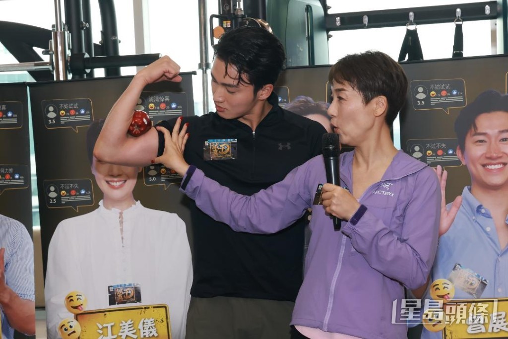 周嘉洛示範夾蘋果。