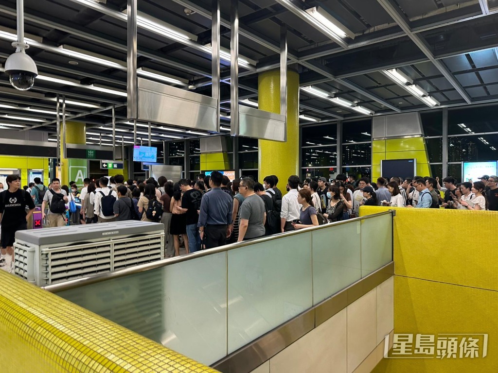 調景嶺站內仍然有很多市民等待。 調景嶺站內仍然有很多市民等待。