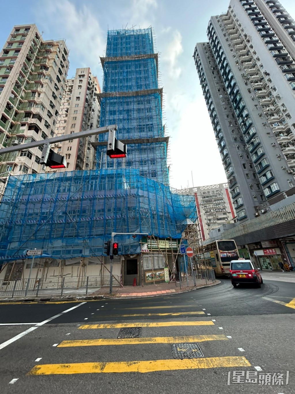 事發大廈正在搭棚。 事發大廈正在搭棚。