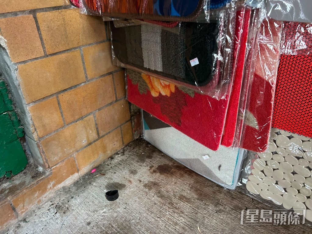 地面遺下油迹。梁國峰攝