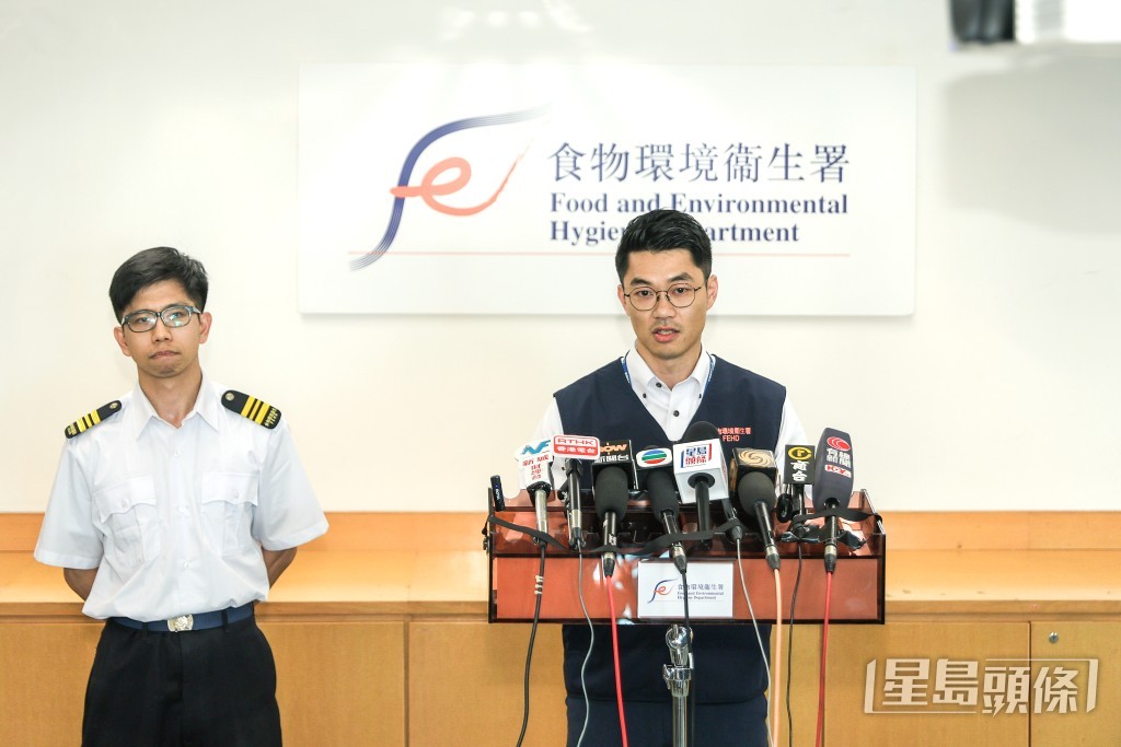 (右)馮俊健指,是次行動部署了一段時間,署方檢獲的冷藏牛肉數量規模,對比近年的行動算是相當多。何家豪攝 (右)馮俊健指,是次行動部署了一段時間,署方檢獲的冷藏牛肉數量規模,對比近年的行動算是相當多。何家豪攝