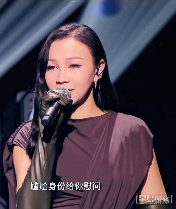 AGA親自演唱《孤雛》。