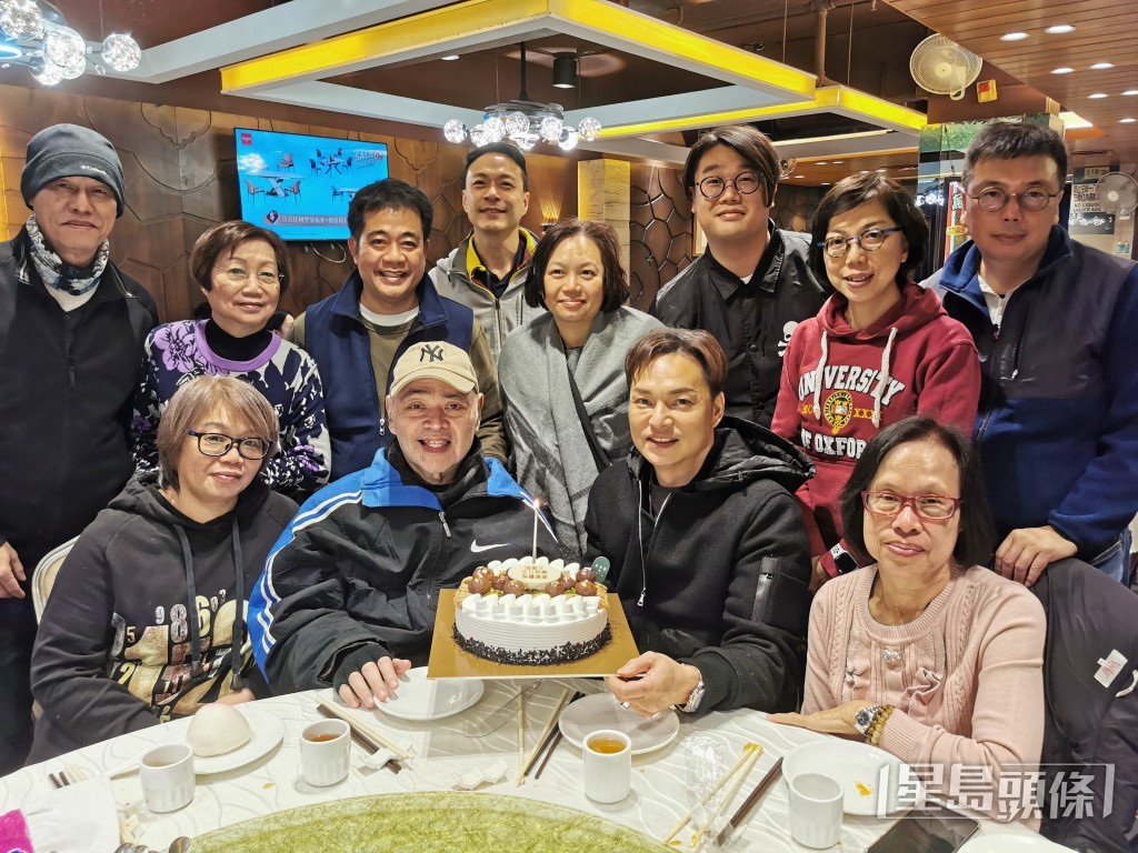 一班忠粉跟壽星公飯聚。 一班忠粉跟壽星公飯聚。