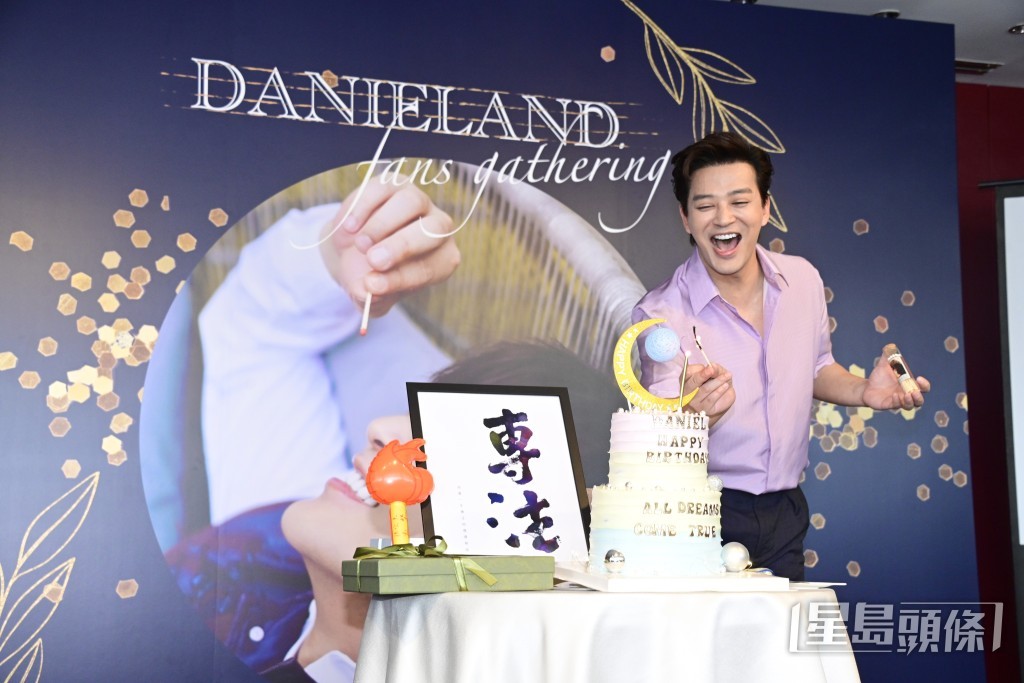 寿星陈晓东显得十分高兴。