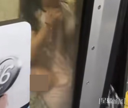 小童被硬拉撲向車門一刻(影片截圖Threads@v6b_zx4329、mtr__diary) 小童被硬拉撲向車門一刻(影片截圖Threads@v6b_zx4329、mtr__diary)