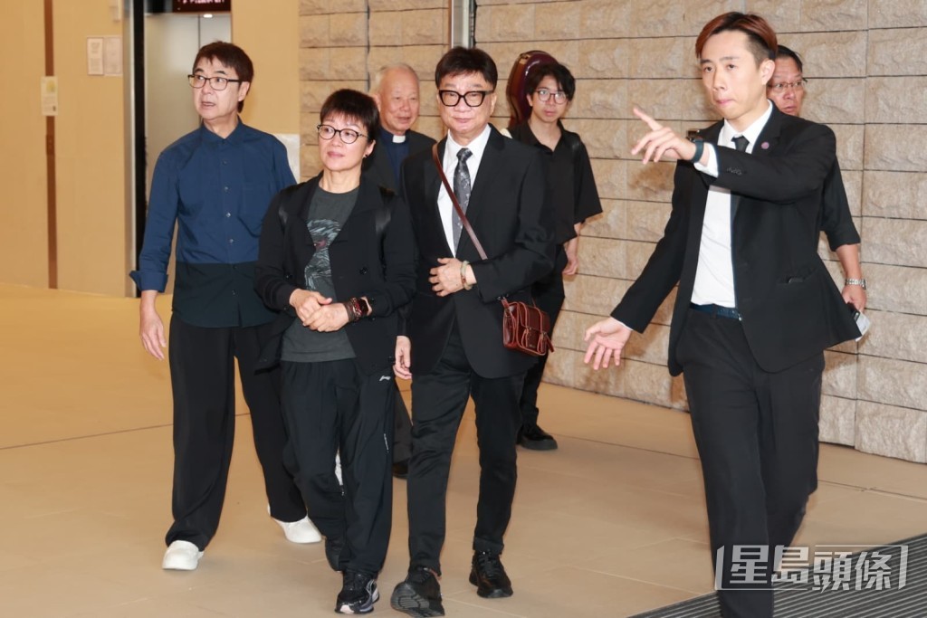 徐小明夫婦到場送別故友。 徐小明夫婦到場送別故友。