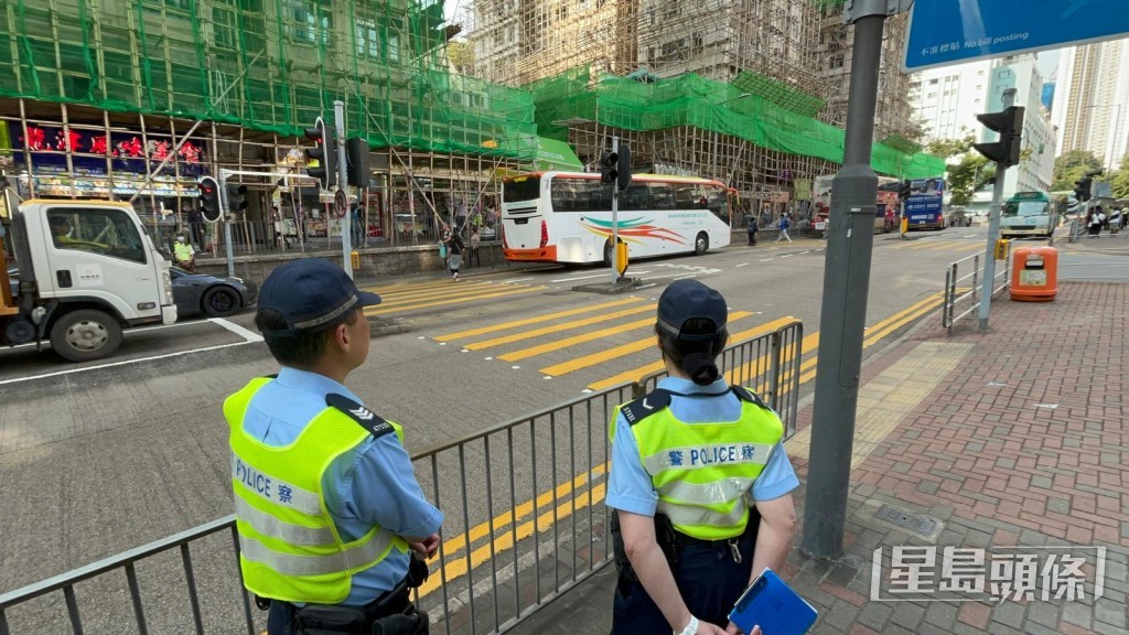 重点执法行动第二日,观塘协和街与月华街交界有十数名交通警员部署。 重点执法行动第二日,观塘协和街与月华街交界有十数名交通警员部署。
