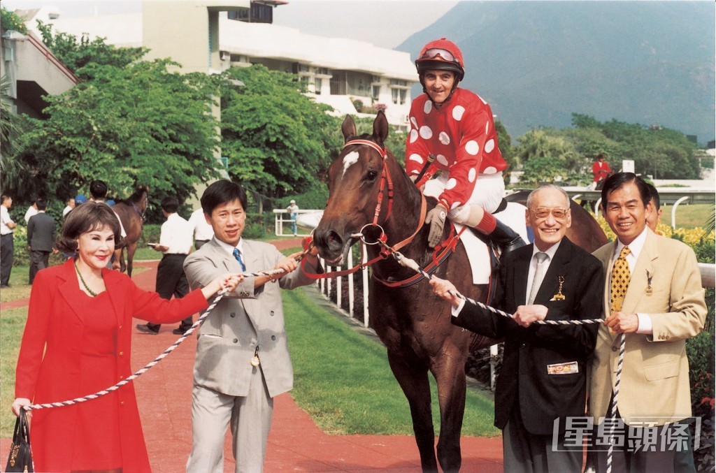 當年胡百全(右二)與黃夏蕙(左)入馬場拉頭馬。 當年胡百全(右二)與黃夏蕙(左)入馬場拉頭馬。