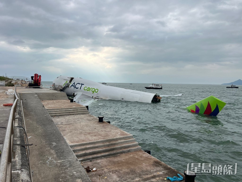 飛機滑出跑道,衝破跑道鐵絲網後墮海。 飛機滑出跑道,衝破跑道鐵絲網後墮海。