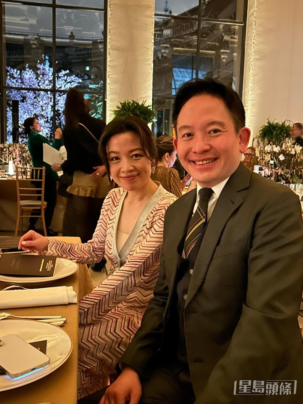 盛裝和妹妹出席飯局。 盛裝和妹妹出席飯局。