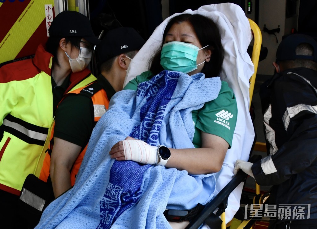 有女跑手左手受傷送院。 有女跑手左手受傷送院。