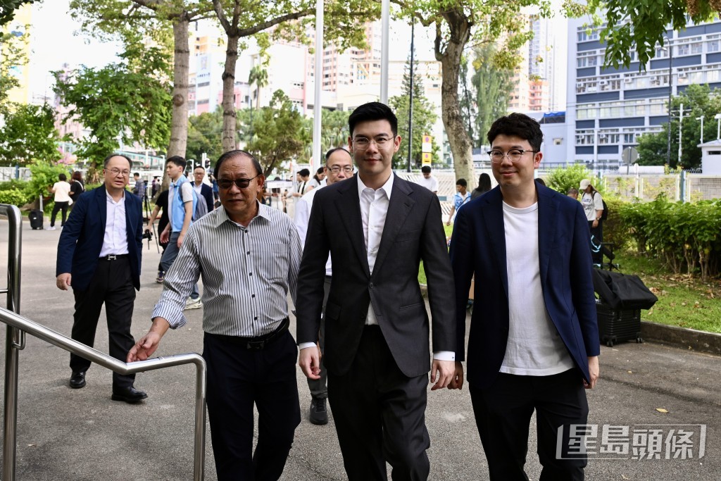 北區區議員、新界社團聯會理事長譚鎮國（中）。