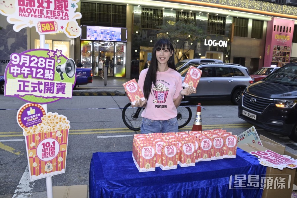 王丹妮走遍港九新界向市民派爆谷。