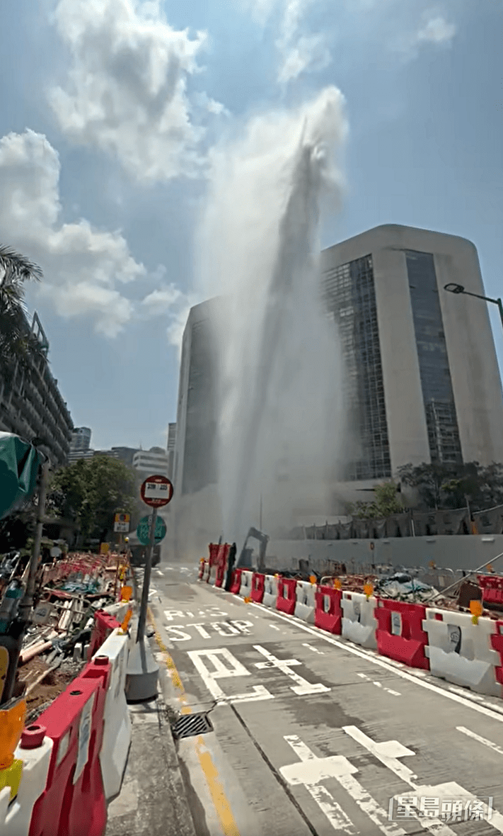 荃灣國瑞路爆水管。fb：新界地區生活連線