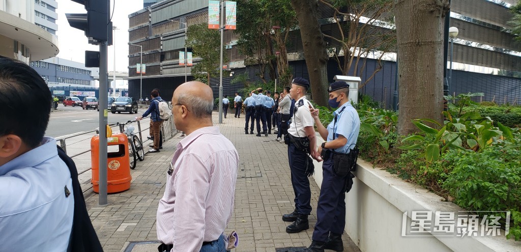 安排封閉殯儀館對開一條行車線以供傳媒採訪之用,另外又在殯儀館對面籃球場位置附近開始準備,預先規劃好位置給予粉絲排隊等候弔唁。 安排封閉殯儀館對開一條行車線以供傳媒採訪之用,另外又在殯儀館對面籃球場位置附近開始準備,預先規劃好位置給予粉絲排隊等候弔唁。