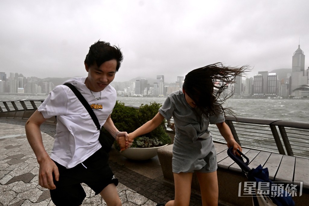 打風成了「最佳拍拖」活動。劉駿軒攝 打風成了「最佳拍拖」活動。劉駿軒攝