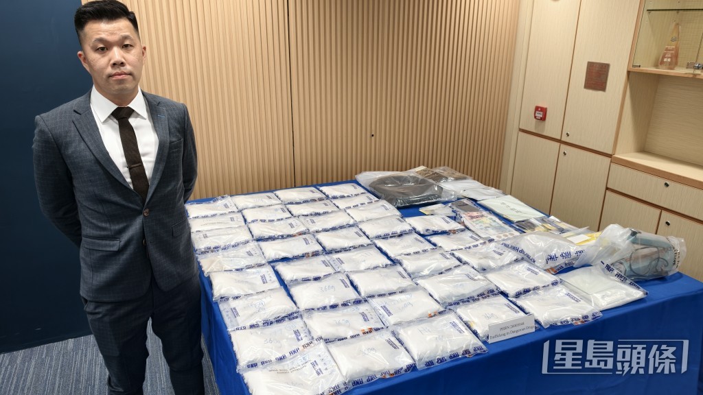 元朗警區反三合會行動組督察聶鎮緯交代案情。 元朗警區反三合會行動組督察聶鎮緯交代案情。