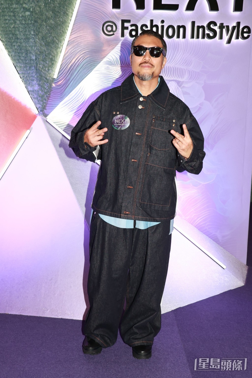 Brian一身黑色裝扮現身。