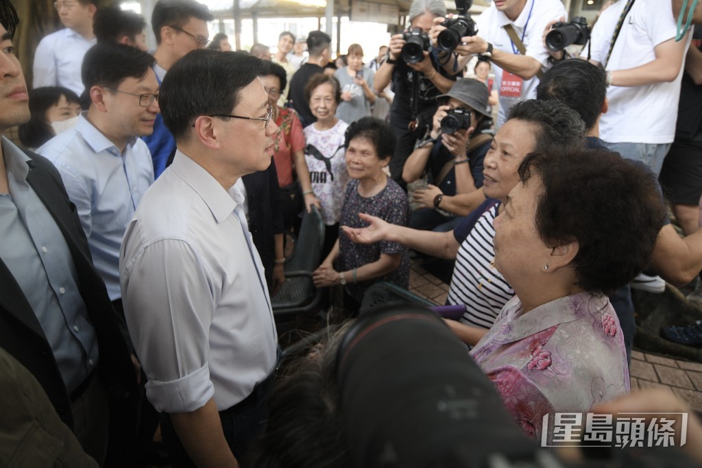 李家超探訪荃灣福來邨住戶及街鋪。陳浩元攝