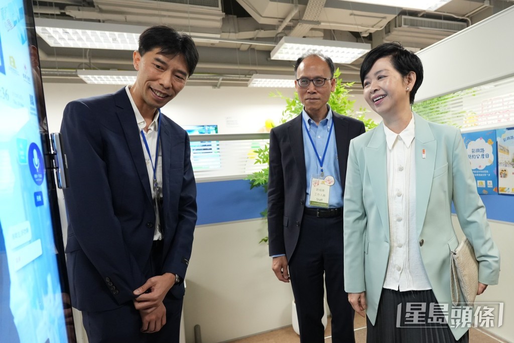 房屋局局長何永賢和副局長戴尚誠近日到彩興路簡約公屋辦事處,了解有關運作。何永賢fb 房屋局局長何永賢和副局長戴尚誠近日到彩興路簡約公屋辦事處,了解有關運作。何永賢fb