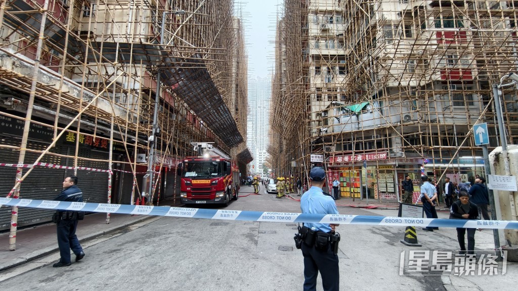 警方協助封路,以免途人靠近。 警方協助封路,以免途人靠近。