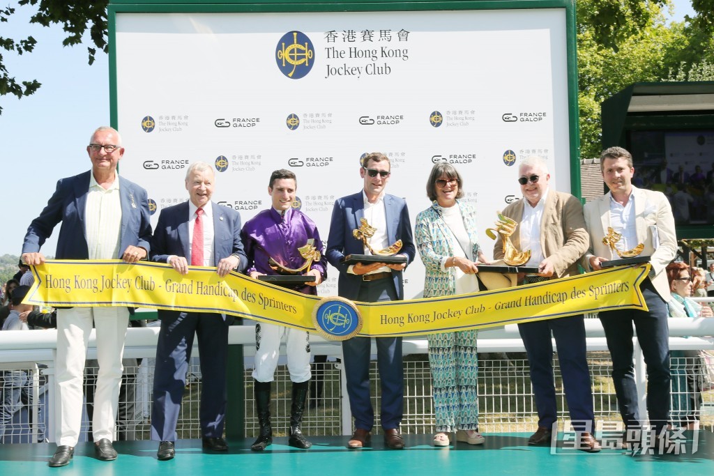 香港賽馬會行政總裁應家柏(左二) 在法國賽馬會主席Guillaume de Saint Seine (左一)陪同下,頒發獎盃予香港賽馬會短途讓賽「科卓斯特」的馬主Hillary & Thierry Garnier (右三、右二)、練馬師蒙輝達(左四) 、騎師文展安(左三) 及育馬者Sébastien Desmontils (右一)。 香港賽馬會行政總裁應家柏(左二) 在法國賽馬會主席Guillaume de Saint Seine (左一)陪同下,頒發獎盃予香港賽馬會短途讓賽「科卓斯特」的馬主Hillary & Thierry Garnier (右三、右二)、練馬師蒙輝達(左四) 、騎師文展安(左三) 及育馬者Sébastien Desmontils (右一)。
