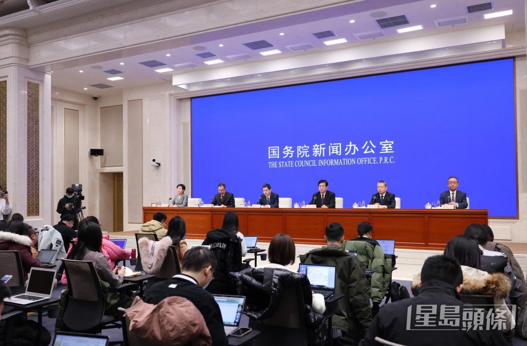國務院上月公布《關於發展銀髮經濟增進老年人福祉的意見》。 國務院上月公布《關於發展銀髮經濟增進老年人福祉的意見》。