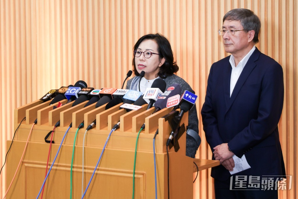 政務司副司長卓永興(右)和民政及青年事務局局長麥美娟(左)。何家豪攝 政務司副司長卓永興(右)和民政及青年事務局局長麥美娟(左)。何家豪攝