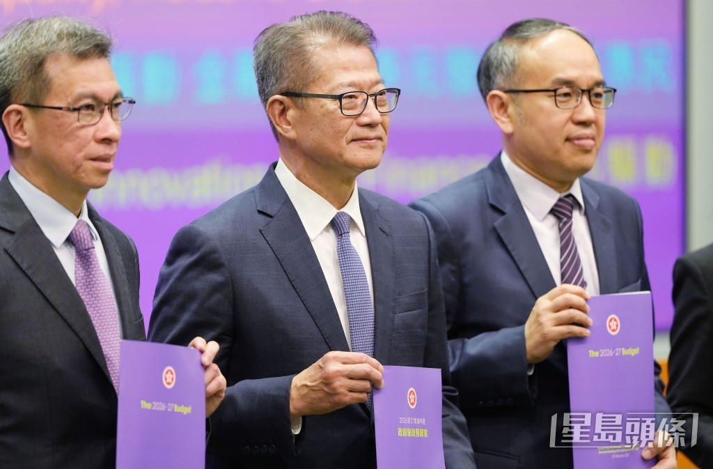 陳茂波(中)出席財政預算案記者會。吳艷玲攝 陳茂波(中)出席財政預算案記者會。吳艷玲攝