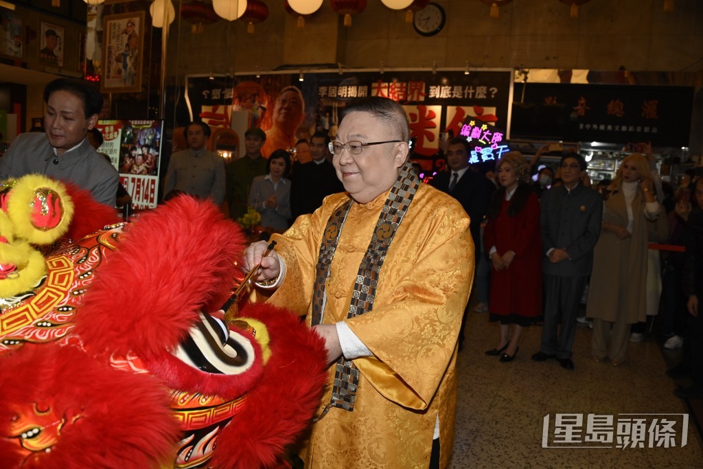 李居明為醒獅點睛。