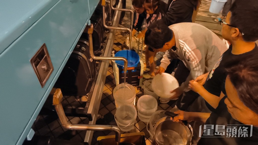 一度上百名居民大排長龍。 一度上百名居民大排長龍。