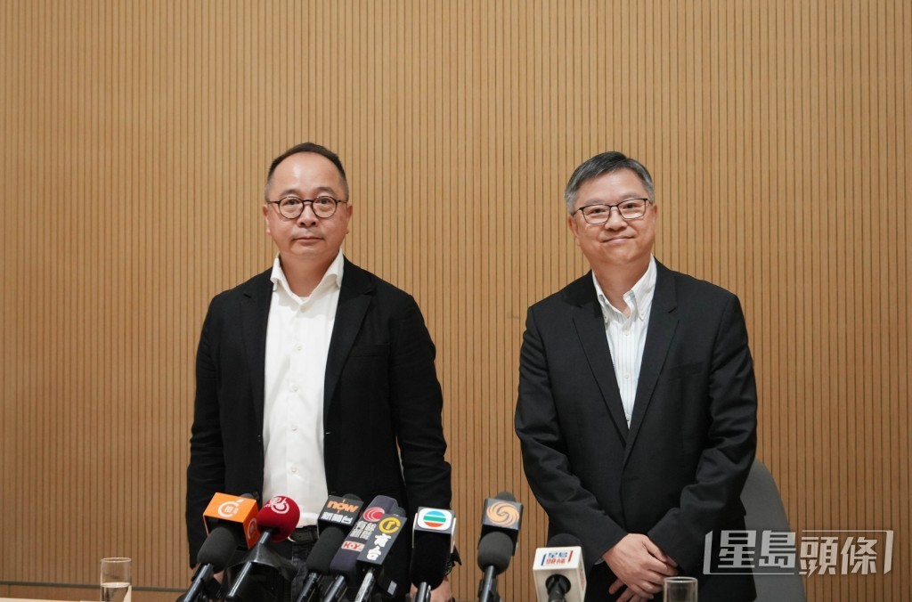 至於天星小輪有意引入寵物共乘服務，黃仕進（右）相信將有助提升非票務收入，紓緩公司財政壓力。