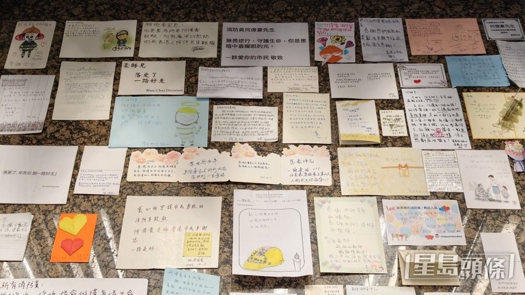 市民及同袍的悼念卡貼滿靈堂門口，致敬殉職英雄。