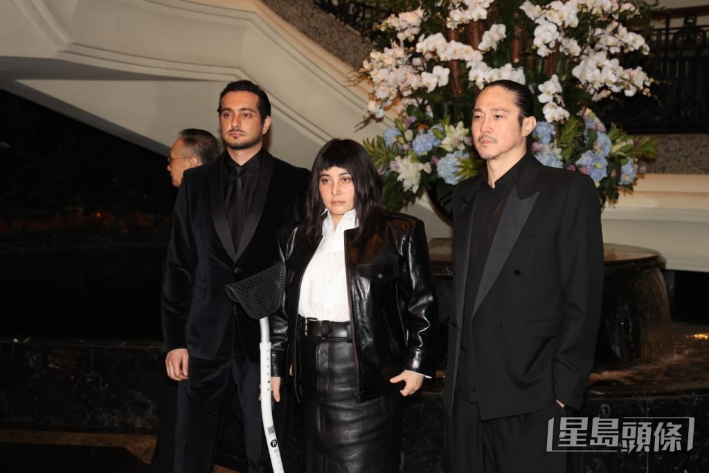 何超儀和老公陳子聰,以及私人醫生Imam早前一同送別何超蕸。 何超儀和老公陳子聰,以及私人醫生Imam早前一同送別何超蕸。