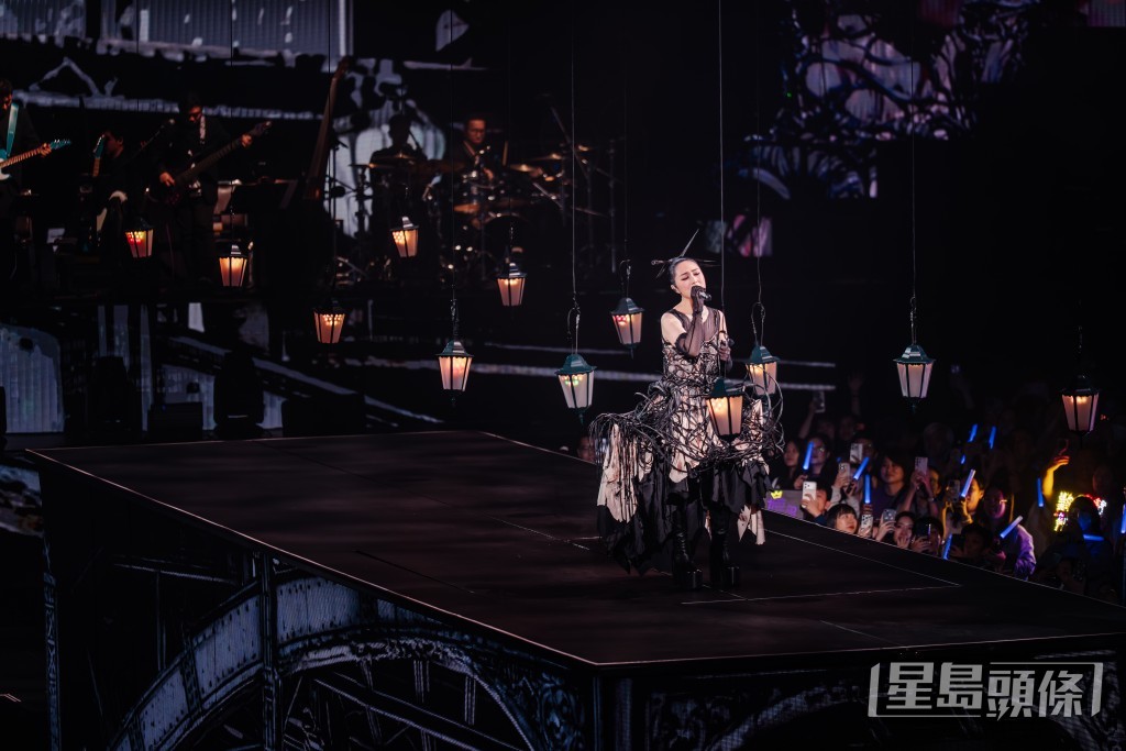 當晚演出出了些小意外。 當晚演出出了些小意外。