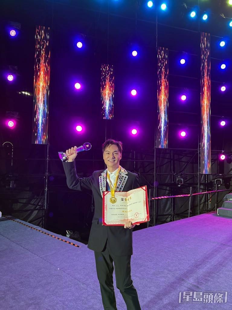  方俊在第一屆 《中國寧夏．平羅全國網絡歌手大賽》除打入4強外，並囊括「最佳人氣歌手獎」。 