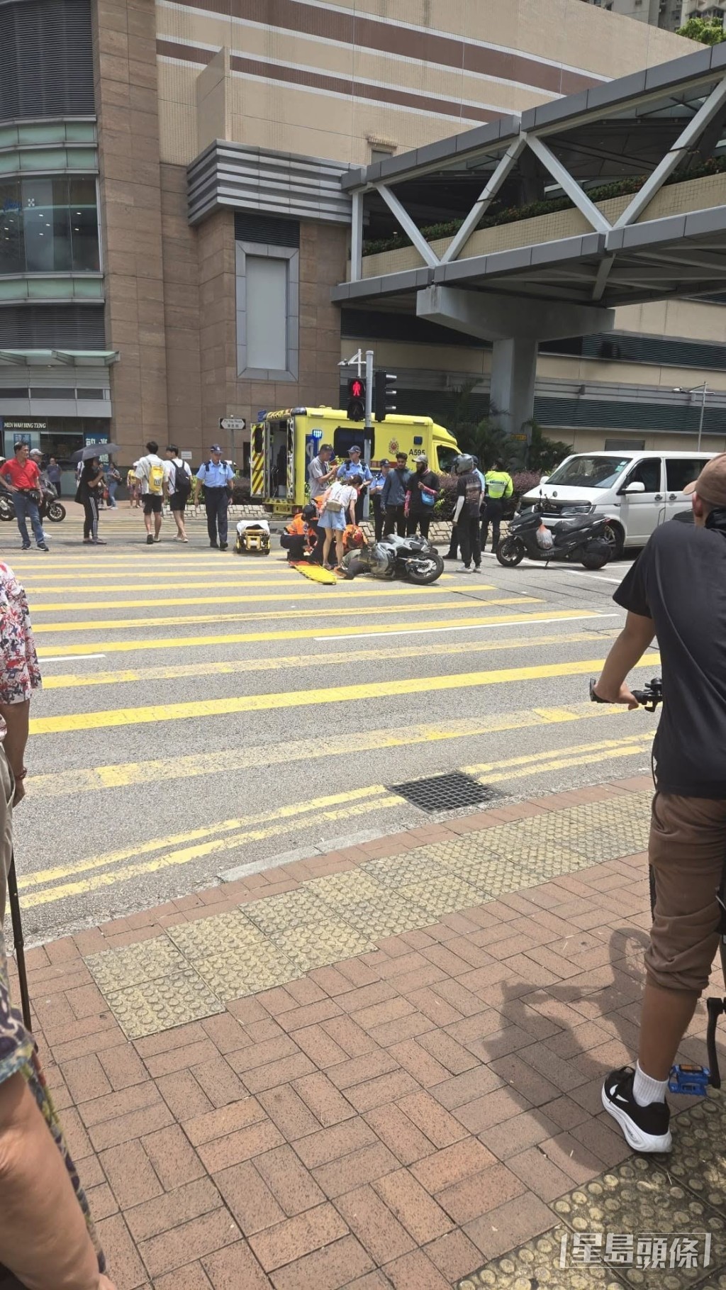 電單車被客貨車撞尾，鐵騎士倒地受傷。香港鐵騎館fb