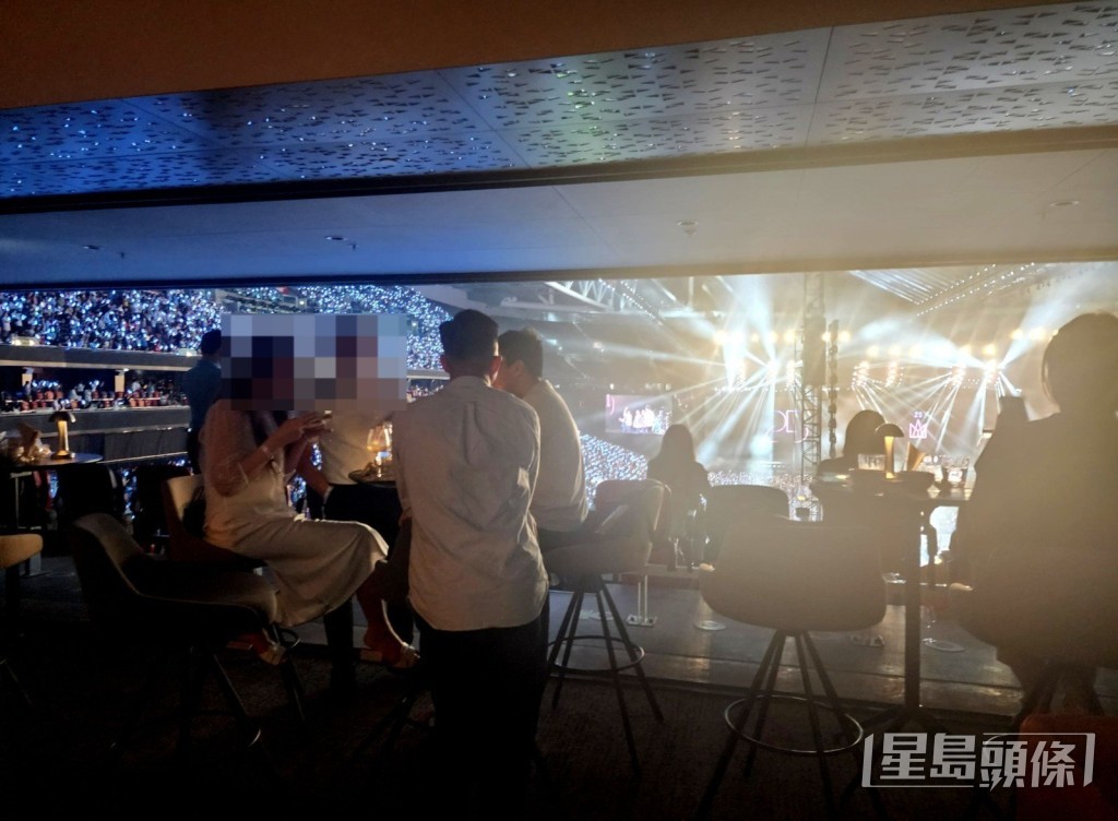 包廂內有20多人,各團體互不相識。 包廂內有20多人,各團體互不相識。