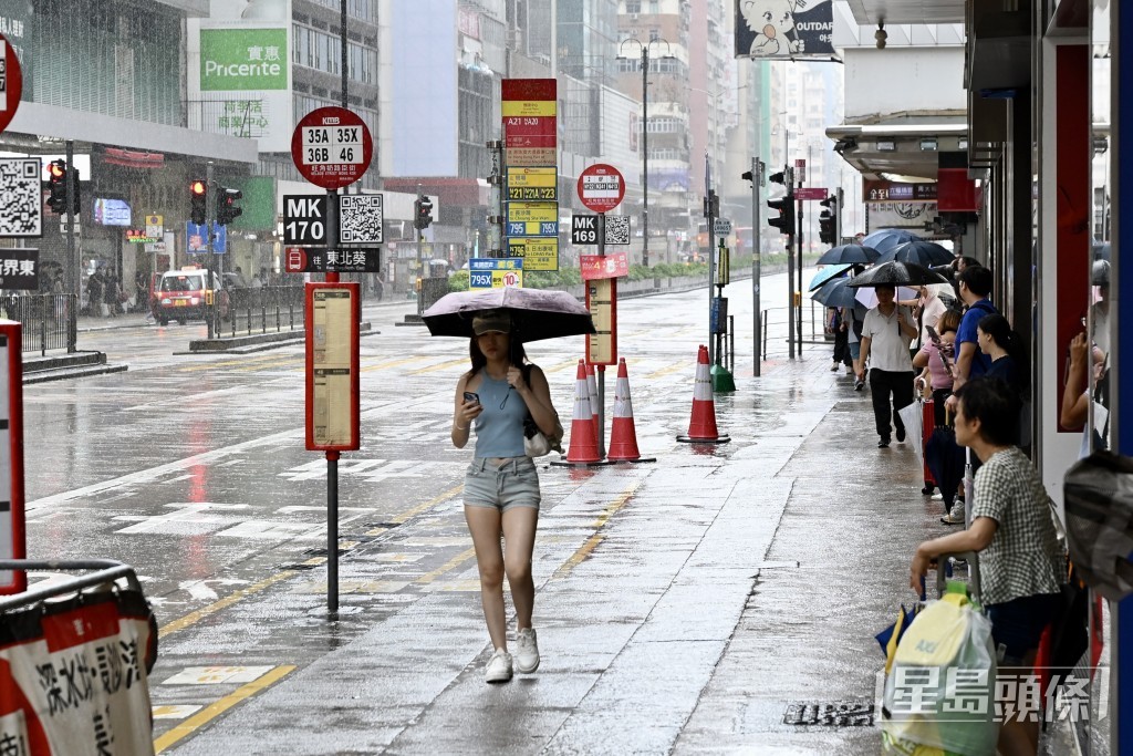 颱風「紅霞」昨日(26日)襲港,天文台一度懸掛九號風球,全日天氣惡劣,風雨交加。(資料圖片) 颱風「紅霞」昨日(26日)襲港,天文台一度懸掛九號風球,全日天氣惡劣,風雨交加。(資料圖片)