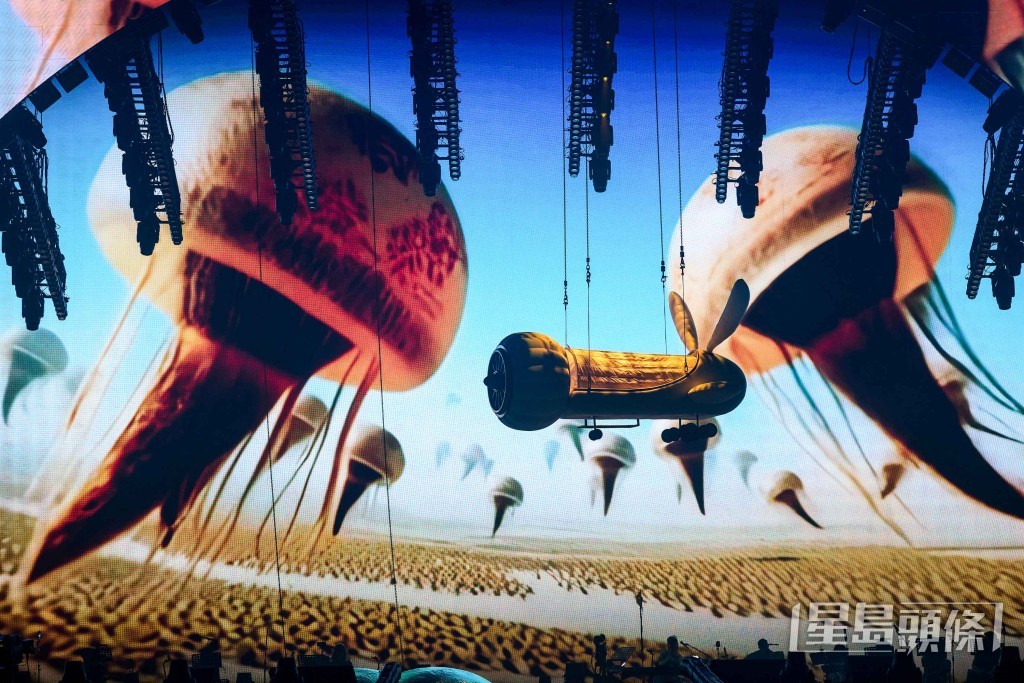 主舞台以巨 型LED螢幕組成半圓穹頂，宛如日落時分的天空，營造壯闊氛圍。