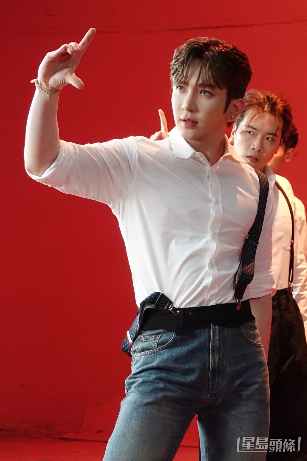 於是便想到搭配吊帶。