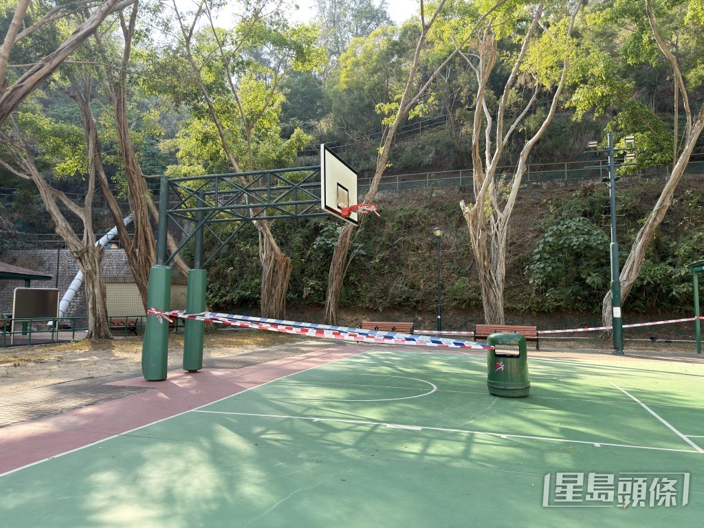 另一邊未有倒塌的籃球架，支柱亦有生鏽的痕跡。